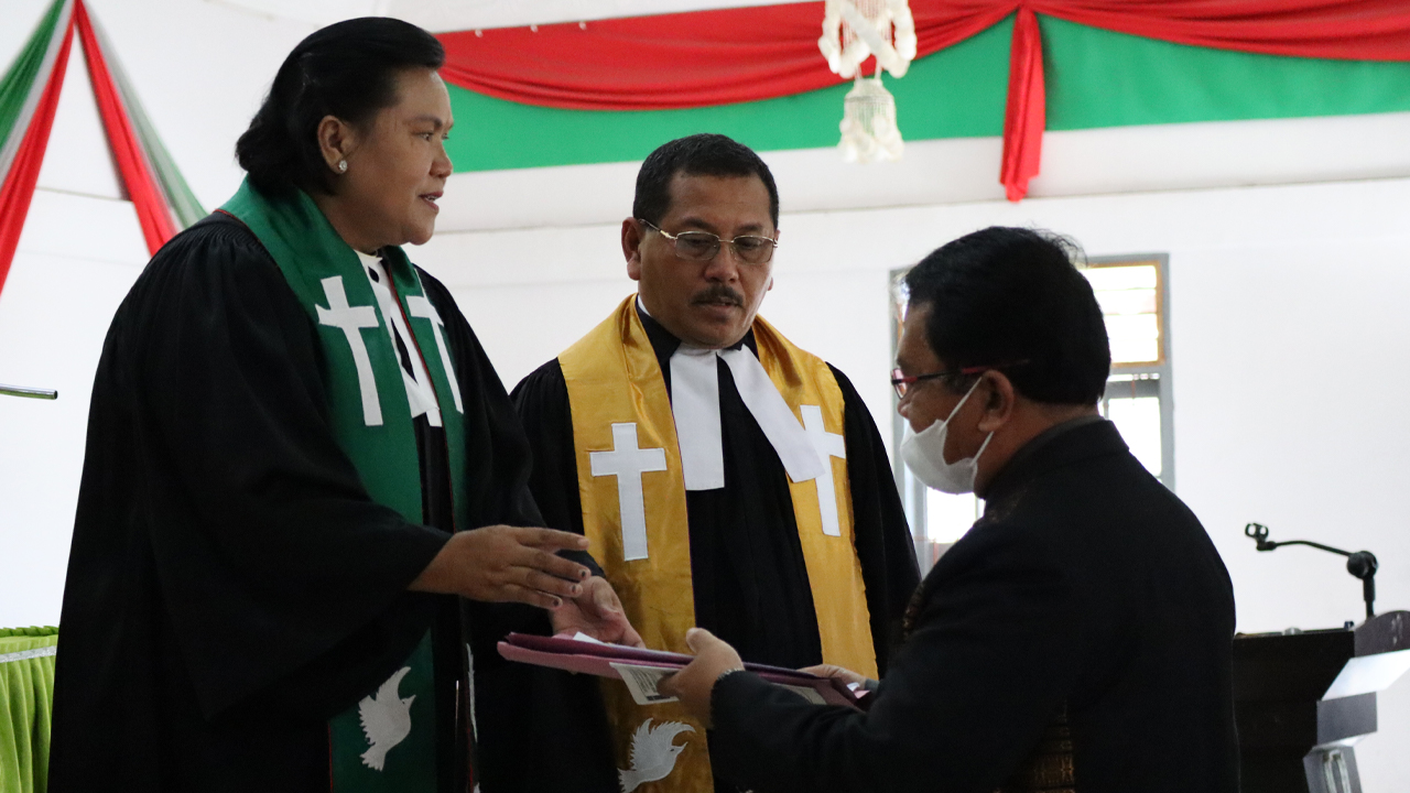 Kadep Koinonia Pdt. Salome Nainggolan, S.Th, MM menyerahkan Surat Keputusan Pelantikan Panitia Punguan Ama HKI Tahun 2022 kepada panitia. Foto: Timothy Saragi