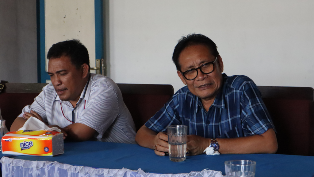 Ketua Panitia Pembangunan Kantor Pusat HKI Reinward Simanjuntak (paling kanan) saat memberikan kesan dan pesan satu tahun masa pelayanan  Ephorus dan Sekretaris Jenderal HKI.