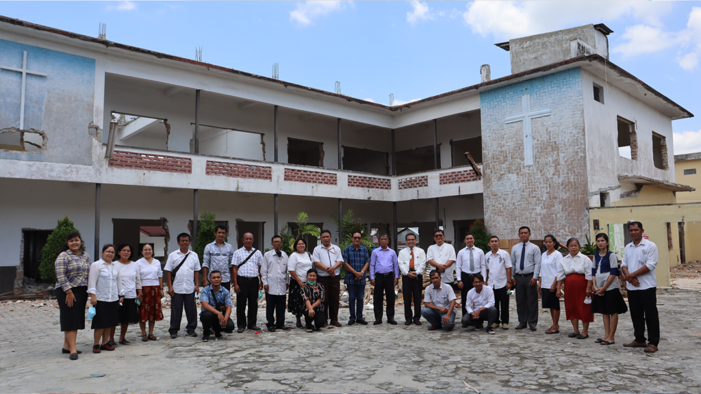 Seusai mengadakan acara syukuran dan doa bersama, Ephorus HKI, Sekretaris Jenderal HKI, Kepala Departemen, Kepala Biro, Staf beserta seluruh pegawai Kantor Pusat HKI melakukan foto bersama.