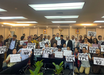 Ephorus HKI menyampaikan tuntutan Tutup TPL dalam RDP Komisi XIII DPR RI