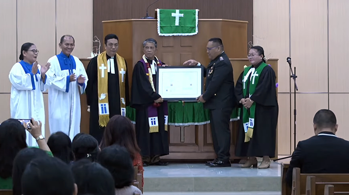 Penyerahan Sertifikat HAKI Logo Gereja HKI oleh perwakilan Dirjen HAKI kepada Ephorus HKI