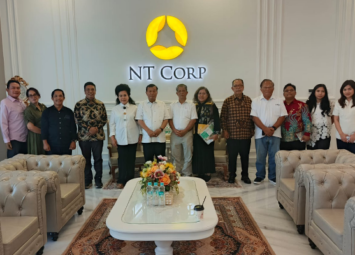 Pertemuan Ephorus HKI dan rombongan dengan Nurdin Tampubolon di kantor NT Corp