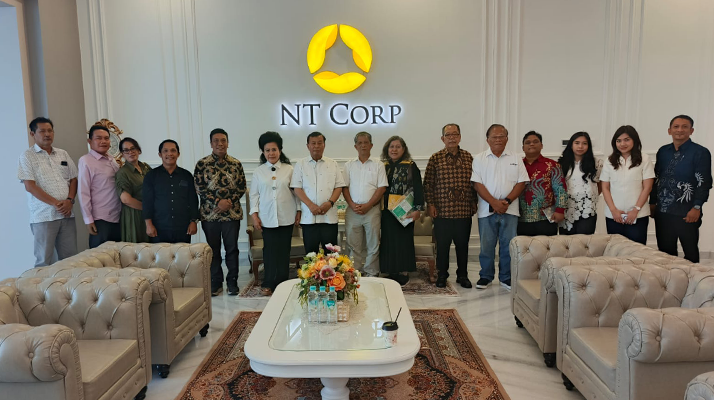 Pertemuan Ephorus HKI dan rombongan dengan Nurdin Tampubolon di kantor NT Corp