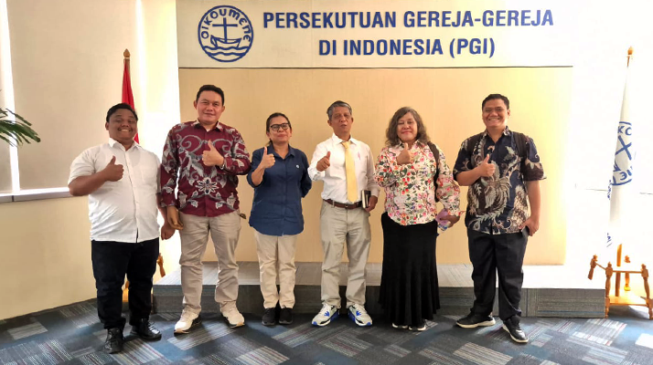 Pengurus Dana Pensiun HKI bersama Ketua Dana Pensiun PGI di Graha Oikoumene