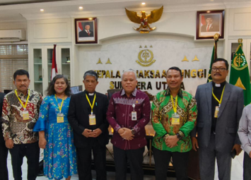 Panitia Sinode ke-65 HKI bersama Ephorus HKI Pdt. Firman Sibarani dan Praeses Daerah VI Sumtim II saat melakukan audiensi ke Kejaksaan Tinggi Sumatera Utara dan diterima oleh Kepala Kejaksaan Tinggi Dr. Harli Siregar.