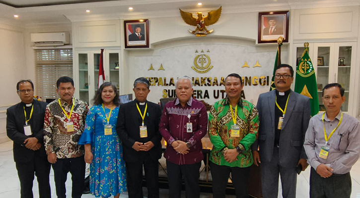 Panitia Sinode ke-65 HKI bersama Ephorus HKI Pdt. Firman Sibarani dan Praeses Daerah VI Sumtim II saat melakukan audiensi ke Kejaksaan Tinggi Sumatera Utara dan diterima oleh Kepala Kejaksaan Tinggi Dr. Harli Siregar.