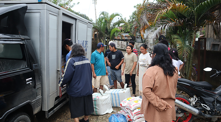 Tim Tanggap Bencana HKI menurunkan dan membagikan bantuan berupa beras dan perlengkapan kebutuhan pokok kepada warga terdampak banjir bandang di Pandan.
