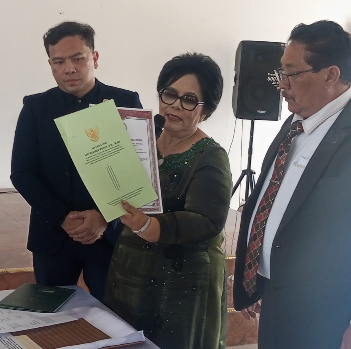 Hibah-Gedung-dan-Lahan-dari-Fatimah-Hutabarat-Diterima-Ephorus-dan-Sekjen-HKI-Bupati-Tapanuli-Utara-Turut-Hadir