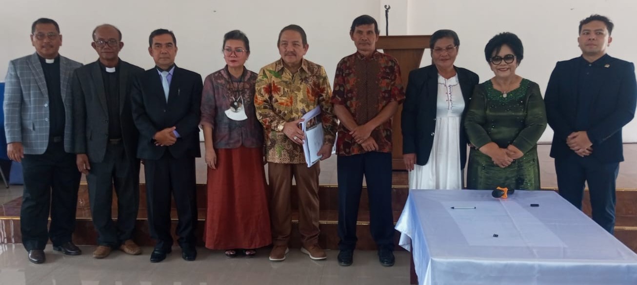 Hibah-Gedung-dan-Lahan-dari-Fatimah-Hutabarat-Diterima-Ephorus-dan-Sekjen-HKI-Bupati-Tapanuli-Utara-Turut-Hadir