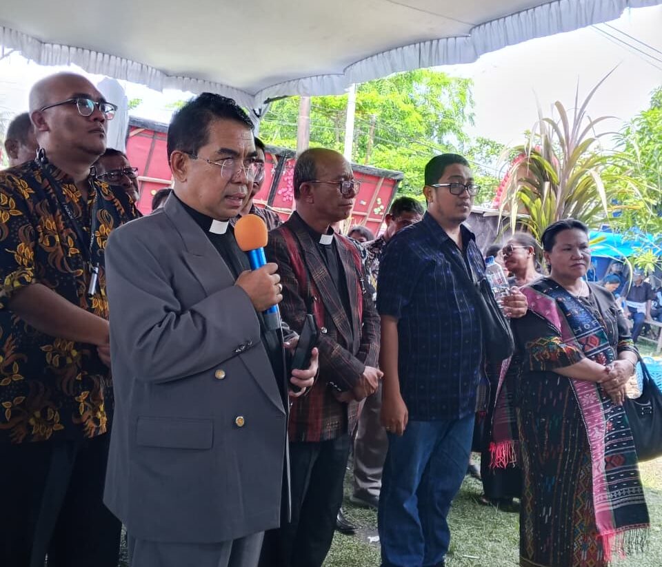 Pucuk-Pimpinan-HKI-Melayat-ke-Rumah-Duka-Op-Moses-Hutagalung-di-Indrapura